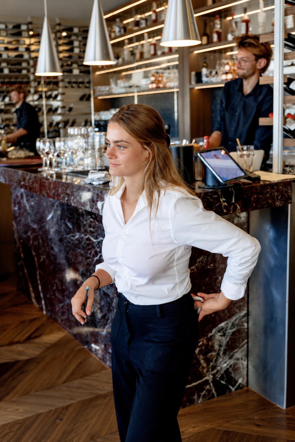 Lou Szamveber en service dans un restaurant